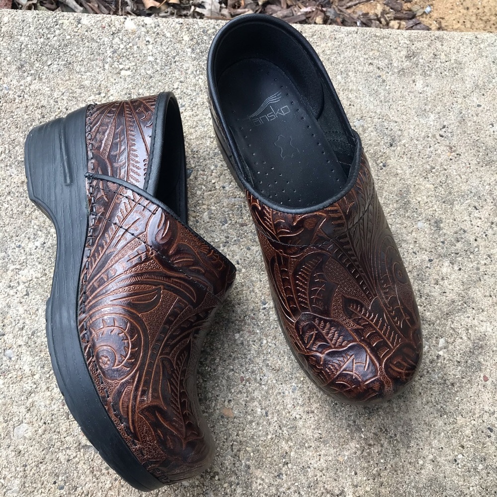 Dansko brown leather textured design. 5.5-6
